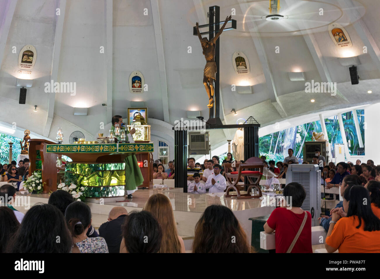 Saint Nino de Paz l'intérieur de l'Église catholique, Greenbelt, Ayala Center, Greenbelt, Manille, Philippines Banque D'Images
