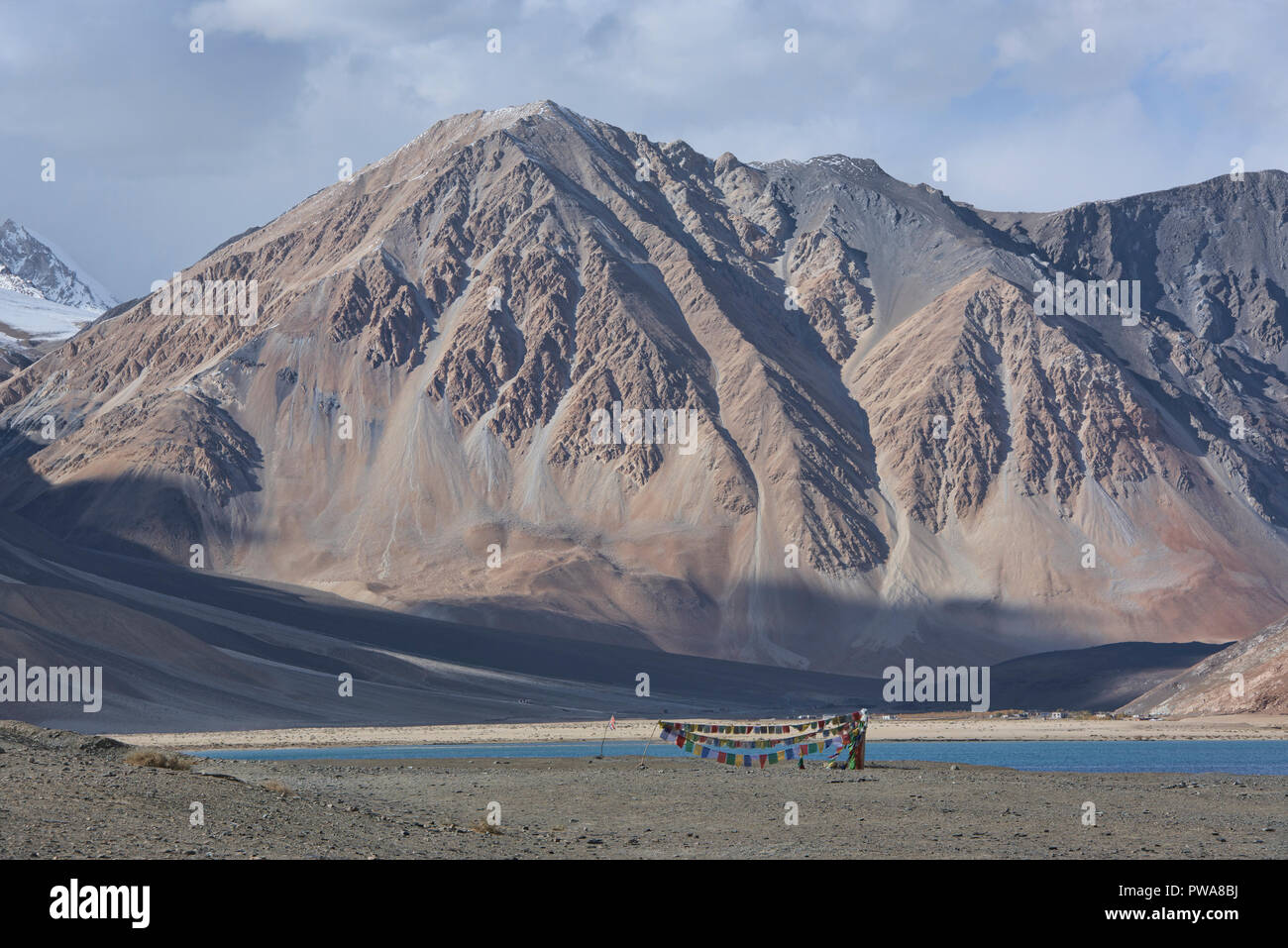 Drapeaux de prière tibetains sur beau lac Pangong, Ladakh, Inde Banque D'Images