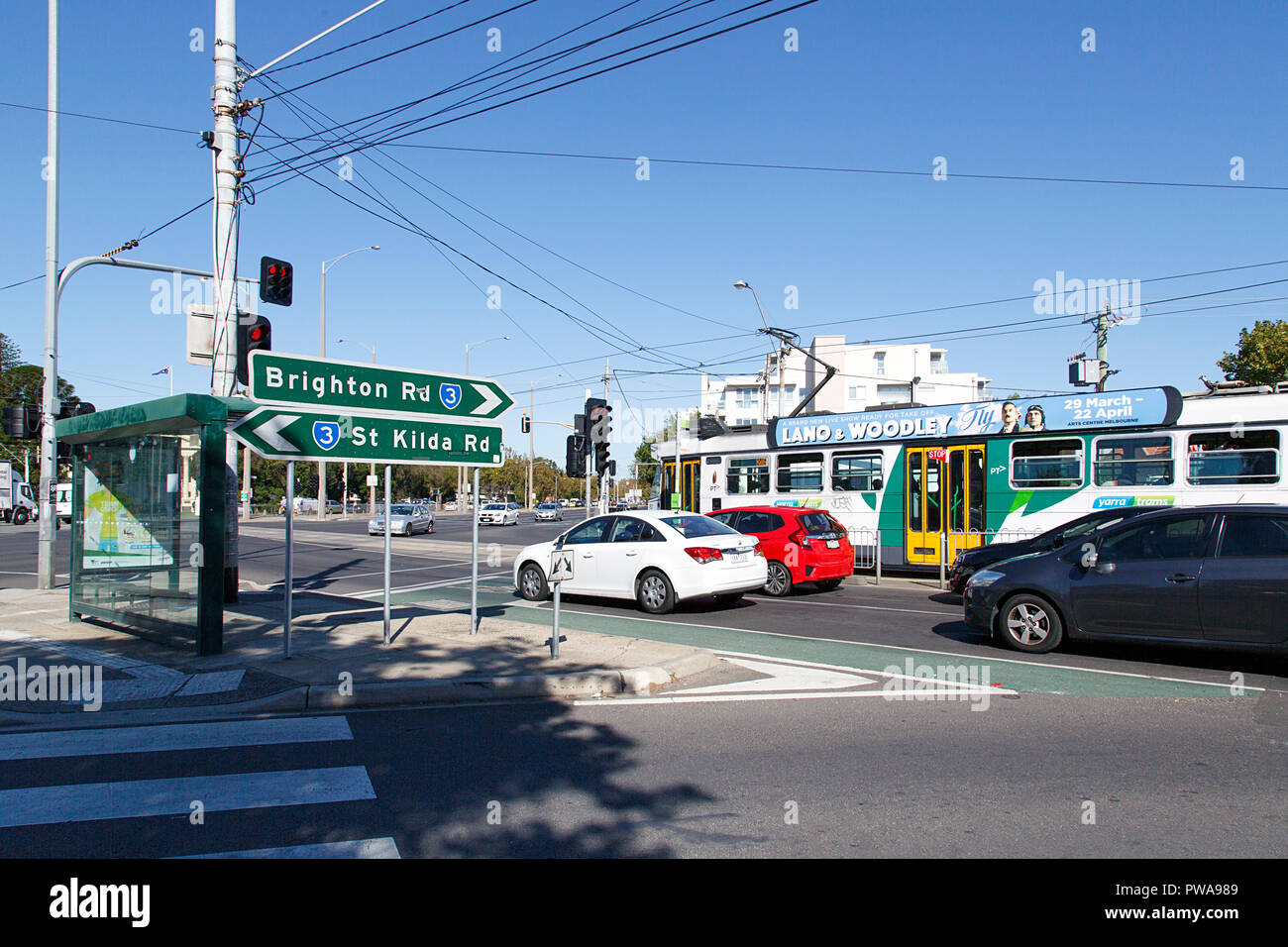 St Kilda, Melbourne, Australie : Avril 04, 2018 : la jonction de route sur l'autoroute à St Kilda et Brighton Road. Les voitures et un tram d'attente à un feu rouge. Banque D'Images