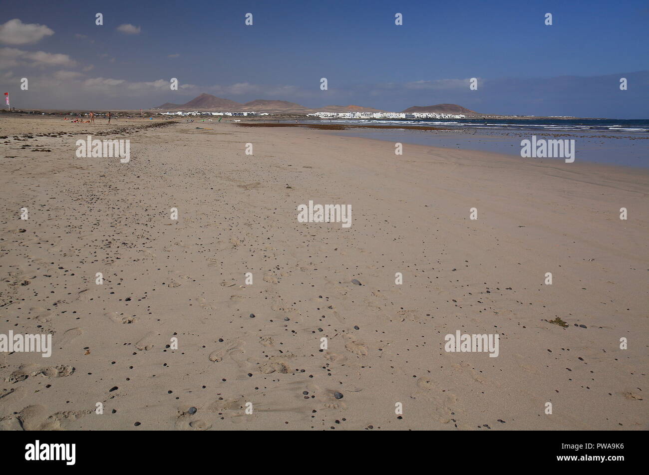 La plage de Famara, Lanzarote, îles Canaries, l'Europe Banque D'Images