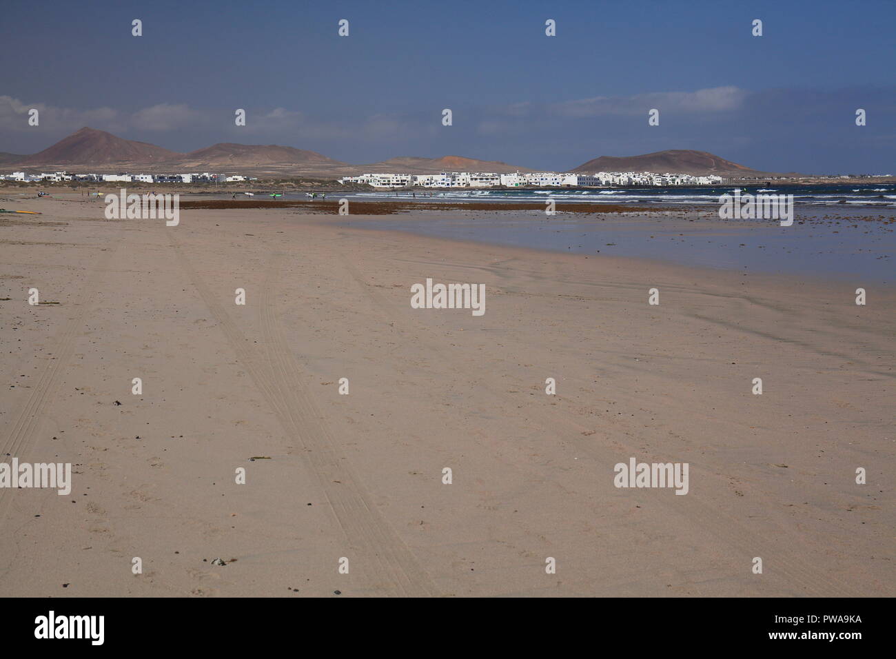 La plage de Famara, Lanzarote, îles Canaries, l'Europe Banque D'Images