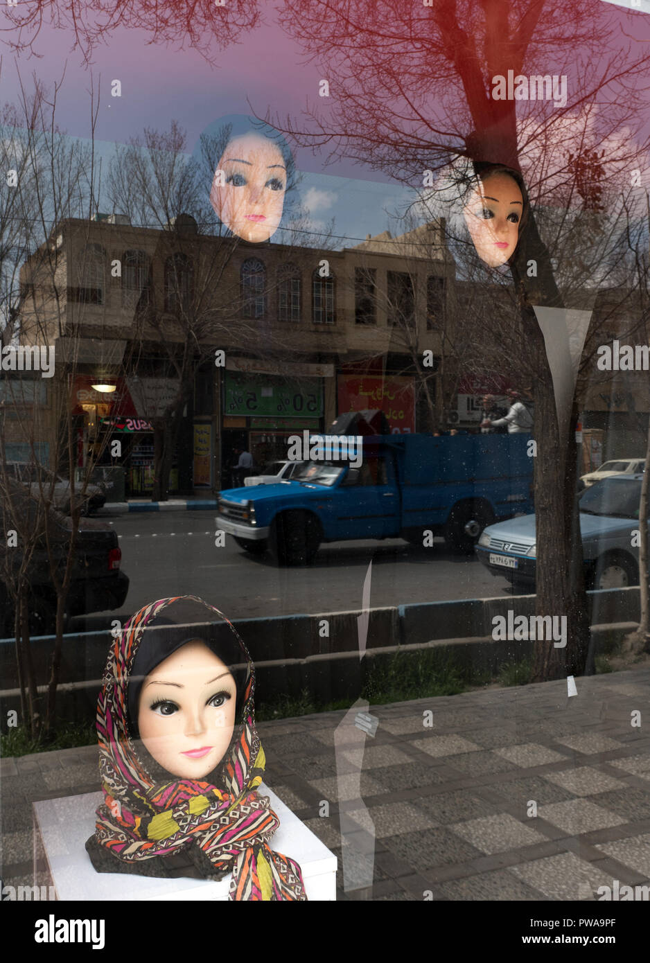 Voile islamique (hijab) vitrine, Yazd, Iran Banque D'Images