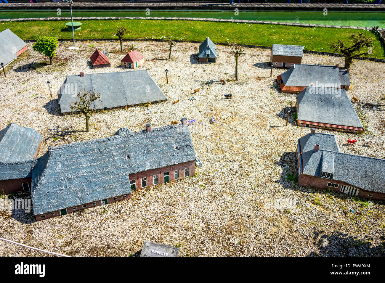 Bruxelles, Belgique - 17 Avril 2017 : Miniatures au parc Mini-Europe - reproduction de l'ancienne drentish esdorp de Orvelte, Pays-Bas, Europe Banque D'Images