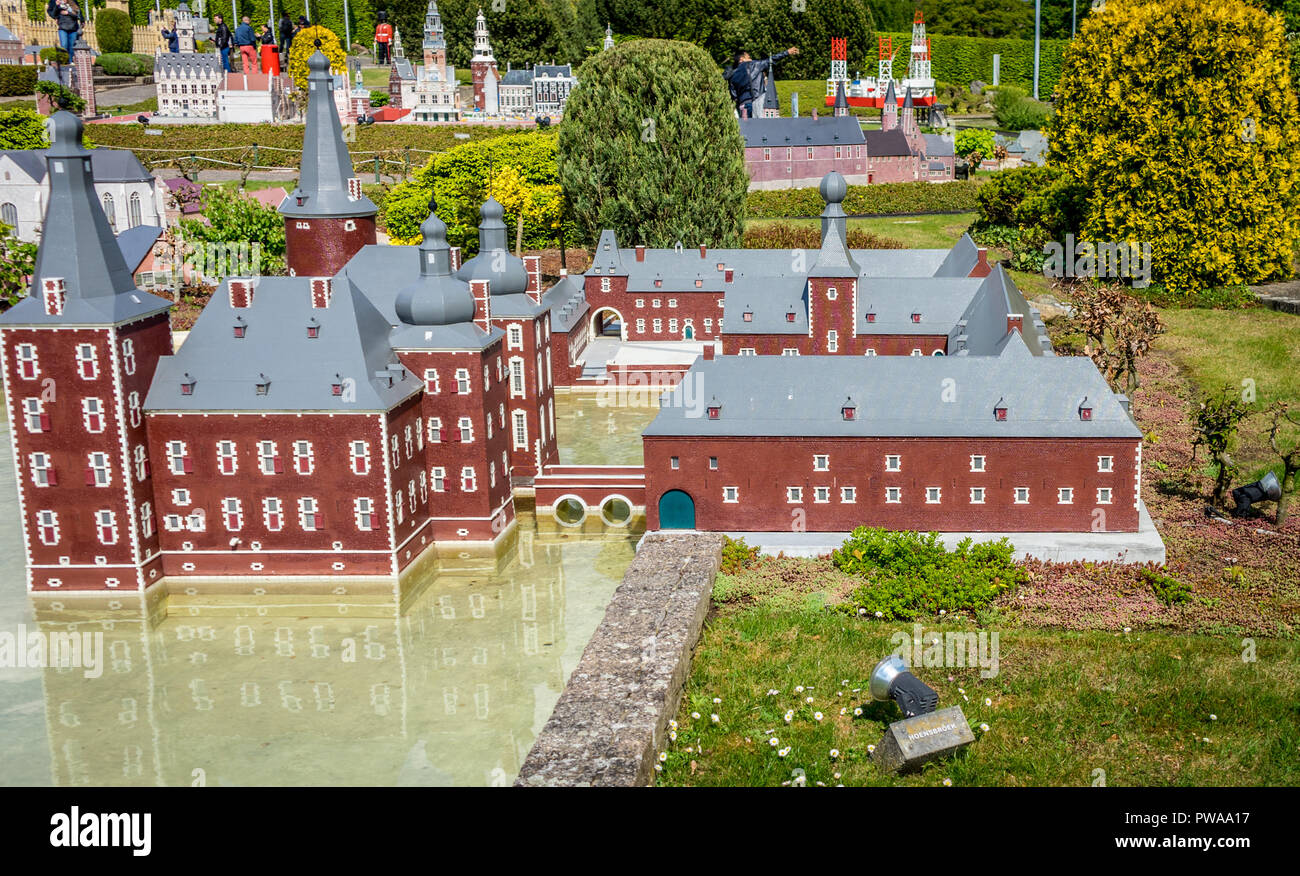 Bruxelles, Belgique - 17 Avril 2017 : Miniatures au parc Mini-Europe - reproduction de l'Hoensbroek château en Pays-Bas près de Heerlen, Sounthern L Banque D'Images