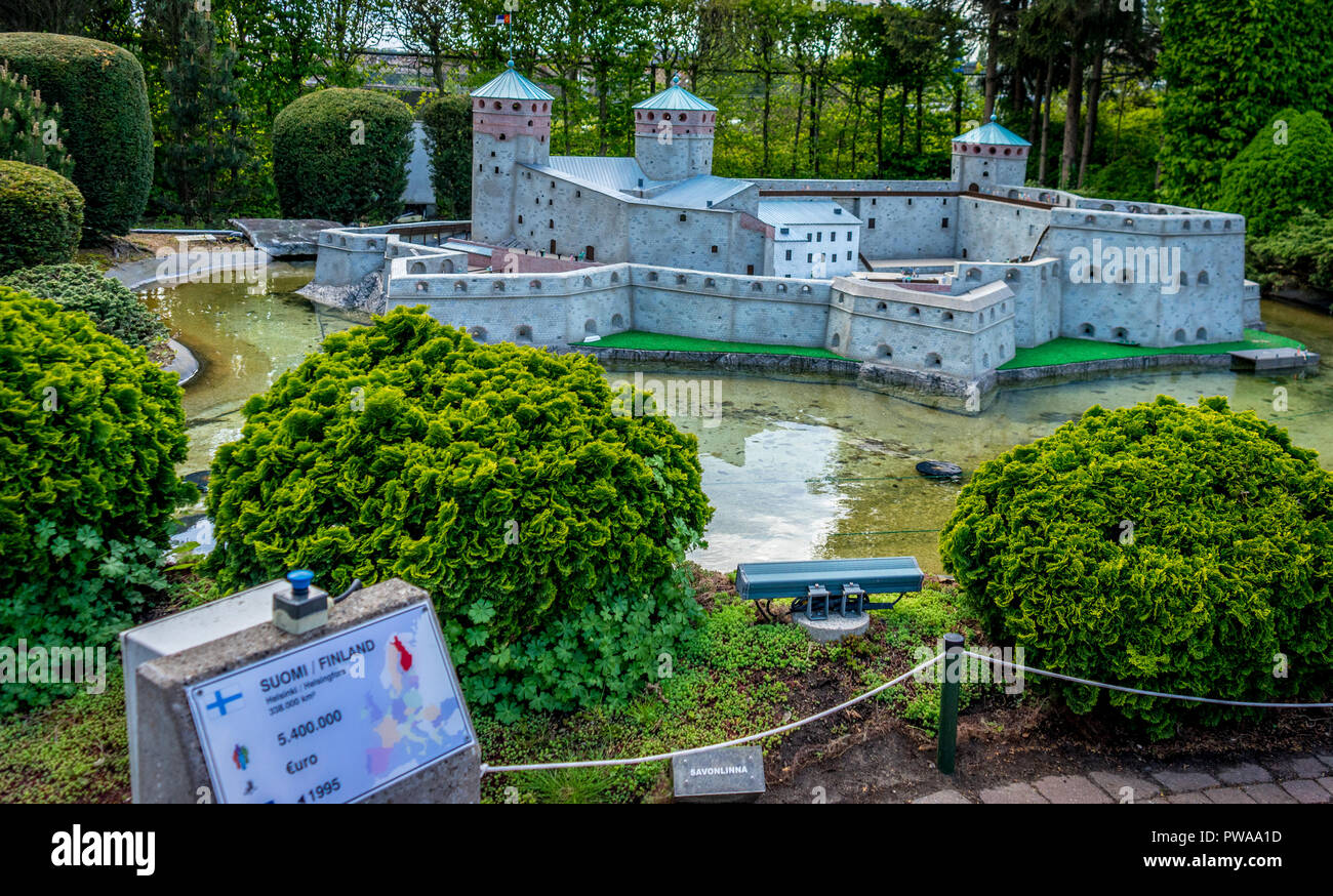 Bruxelles, Belgique - 17 Avril 2017 : Miniatures au parc Mini-Europe - reproduction d'Olavinlinna castle en Finlande, Europe Banque D'Images