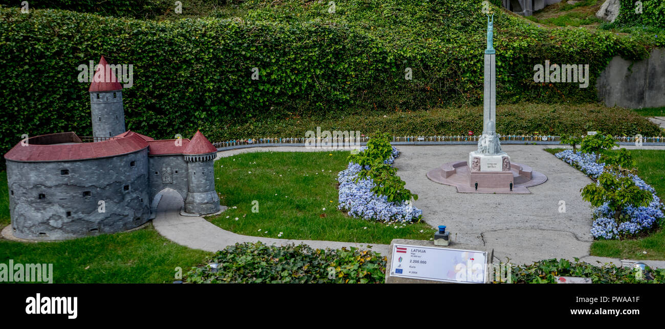 Bruxelles, Belgique - 17 Avril 2017 : : Parc Mini-Europe - reproduction de Tallinn en Estonie et du monument de la liberté Riga en Lettonie, en Europe Banque D'Images