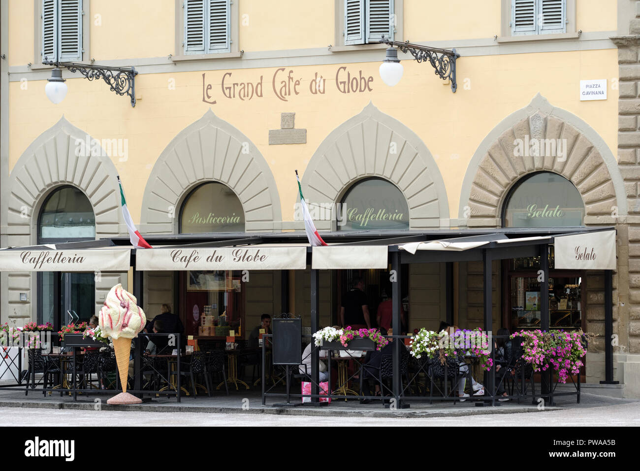 Café avec taille homme cornet de crème glacée à l'extérieur dans la Piazza Cavinana, Pistoia, Toscane, Italie, Europe, Banque D'Images