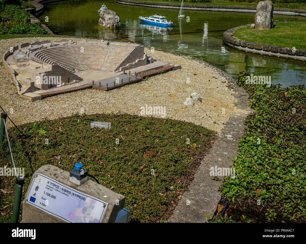 Bruxelles, Belgique - 17 Avril 2017 : Miniatures au parc Mini-Europe - reproduction de l'théâtre Kourion, Limassol, Chypre, Europe Banque D'Images