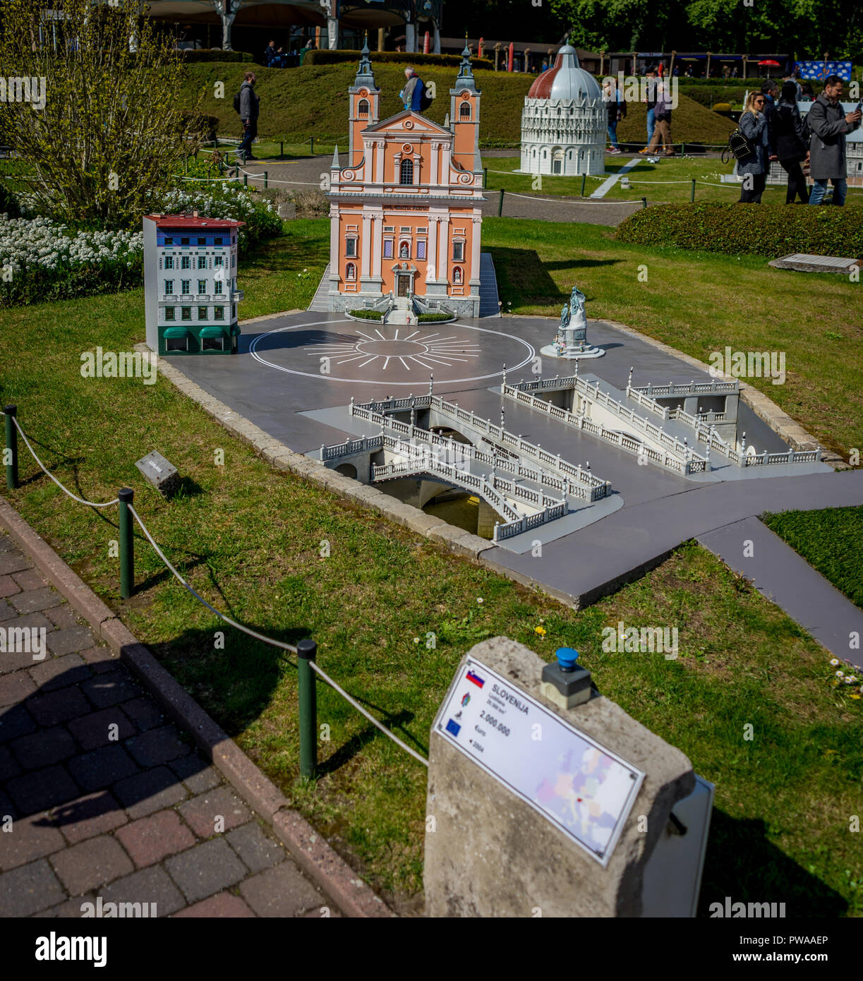 Bruxelles, Belgique - 17 Avril 2017 : Miniatures au parc Mini-Europe - reproduction de la triple pont à Ljubljana, Slovénie, Europe Banque D'Images
