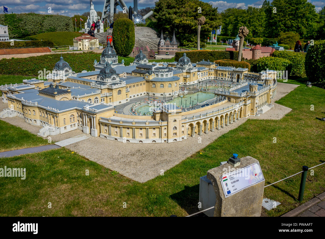 Bruxelles, Belgique - 17 Avril 2017 : Miniatures au parc Mini-Europe - reproduction de l'Szecheneyi Baths, Budapest, Hongrie, Europe Banque D'Images