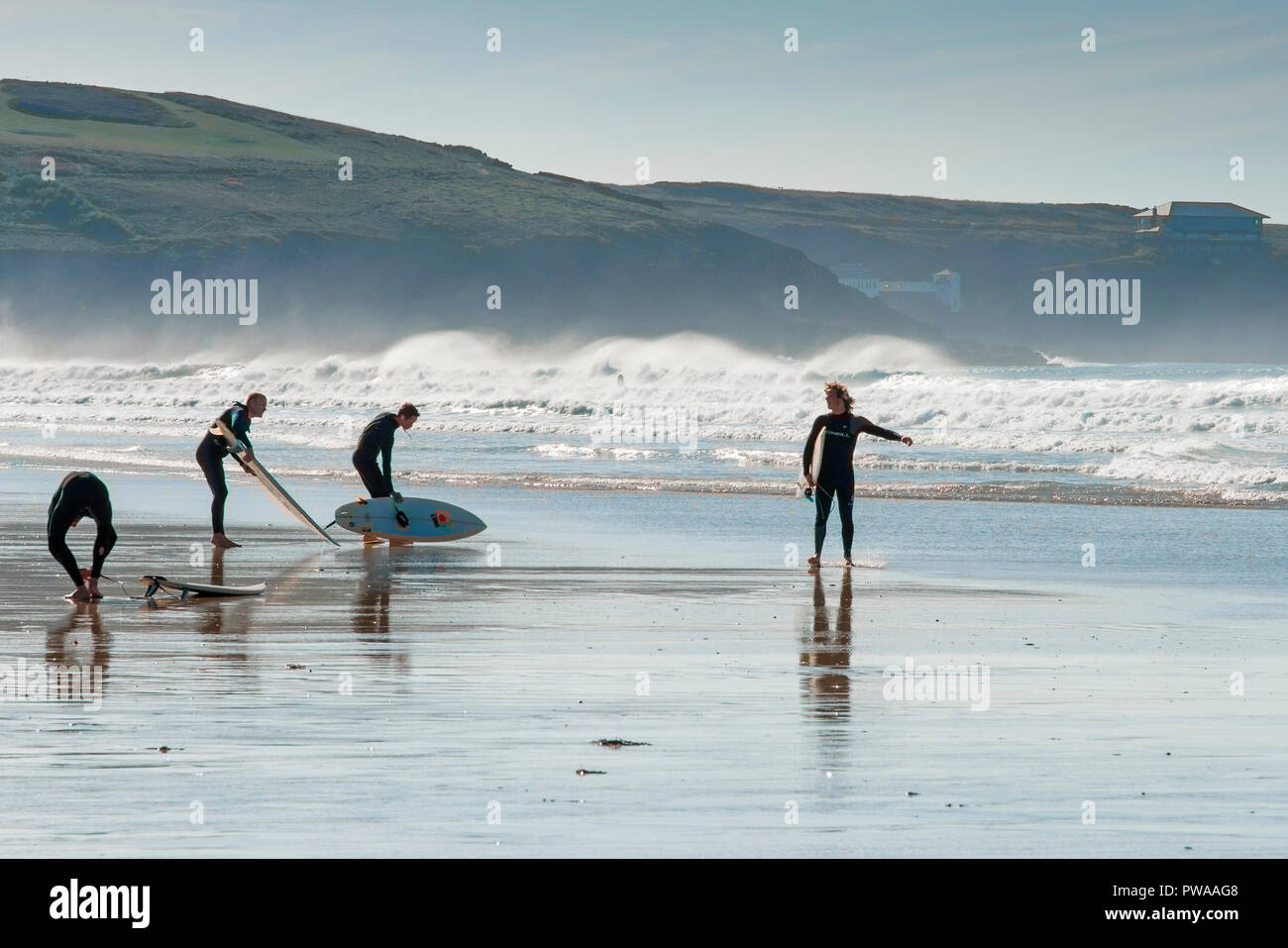Les surfeurs préparation pour une session de surf à Newquay dans Fistral à Cornwall. Banque D'Images