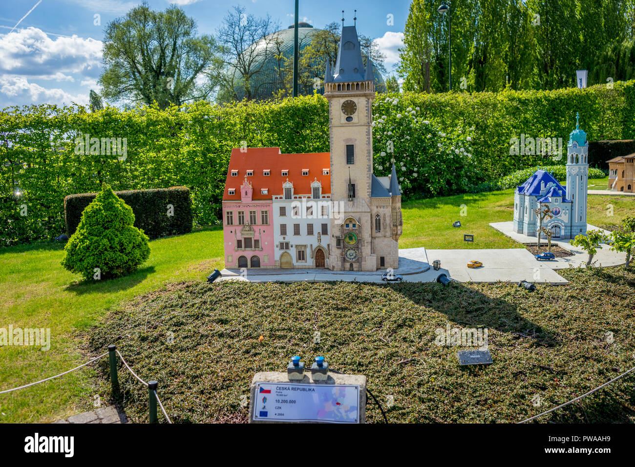 Bruxelles, Belgique - 17 Avril 2017 : Miniatures au parc Mini-Europe - reproduction de l'horloge astronomique sur l'Hôtel de Ville à Prague, République tchèque, Banque D'Images