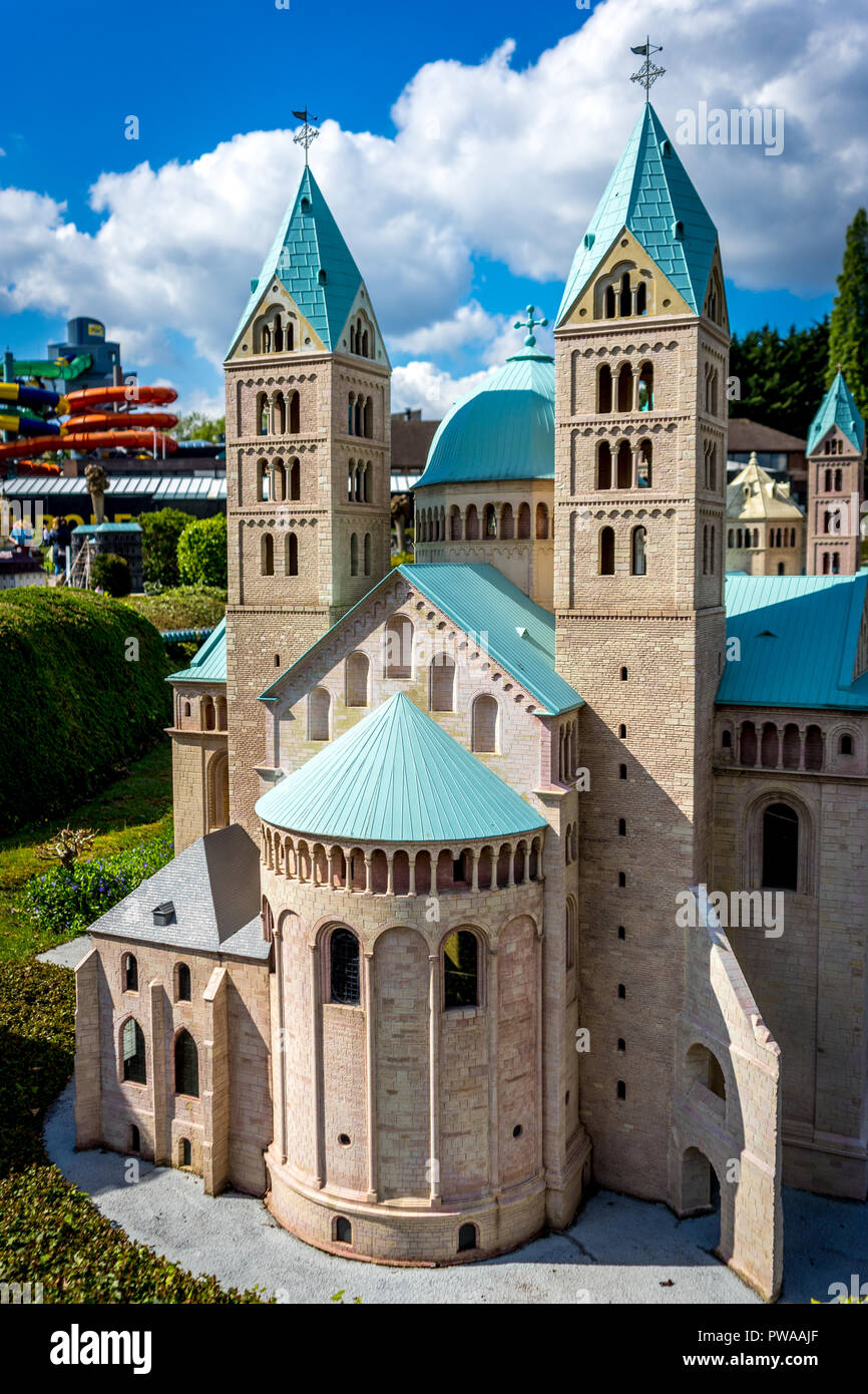 Bruxelles, Belgique - 17 Avril 2017 : Miniatures au parc Mini-Europe - reproduction de la cathédrale de Spire, Allemagne, Europe Banque D'Images