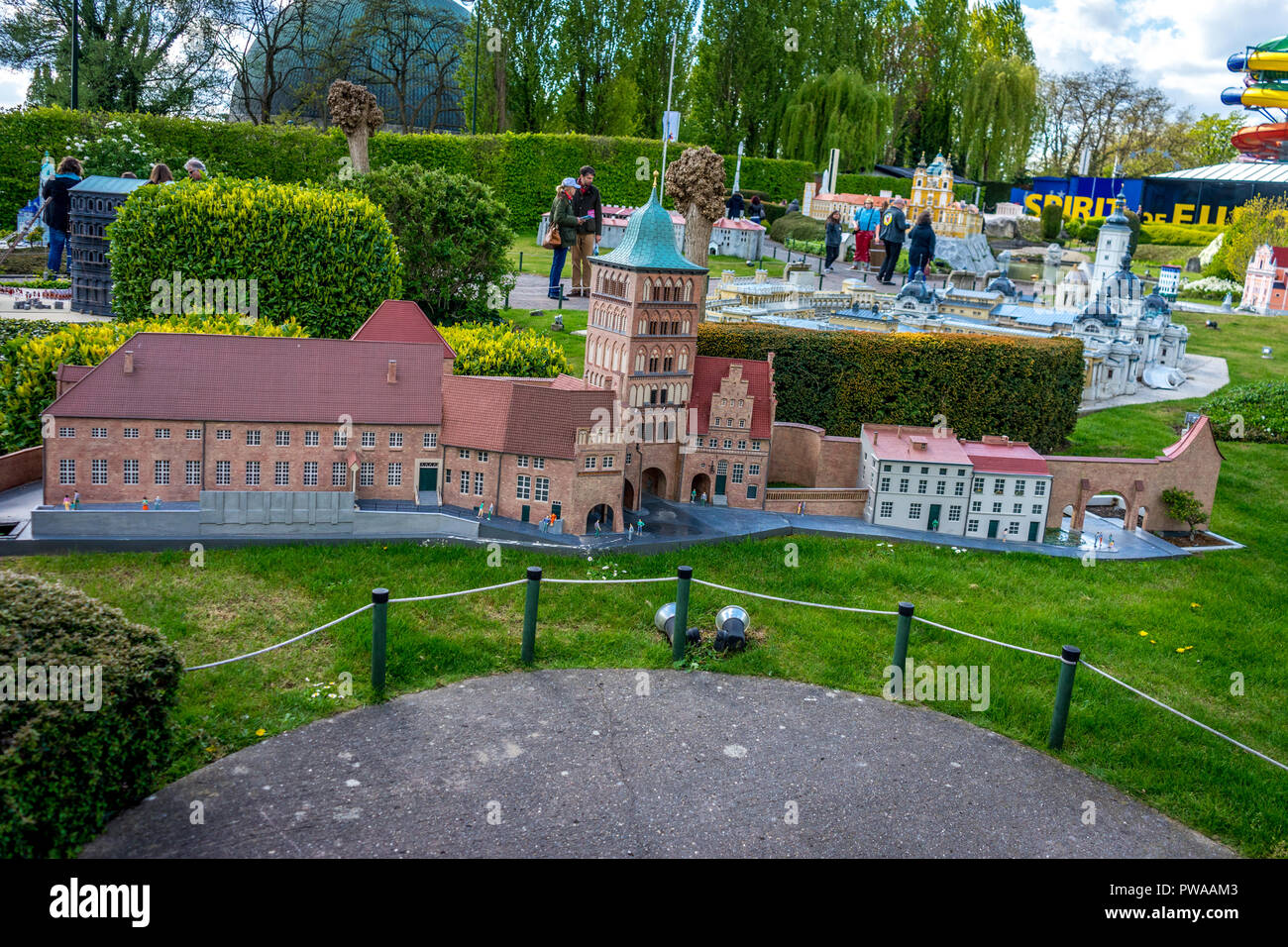 Bruxelles, Belgique - 17 Avril 2017 : Miniatures au parc Mini-Europe - reproduction de la passerelle d'Osthofentor à Soest, Allemagne, Europe Banque D'Images