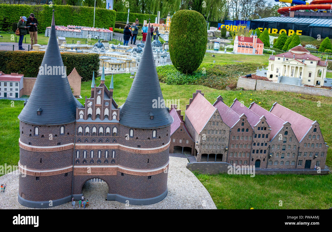 Bruxelles, Belgique - 17 Avril 2017 : Miniatures au parc Mini-Europe - reproduction de l'Holstentor à Lubeck, Allemagne, Europe, ville hanséatique Banque D'Images