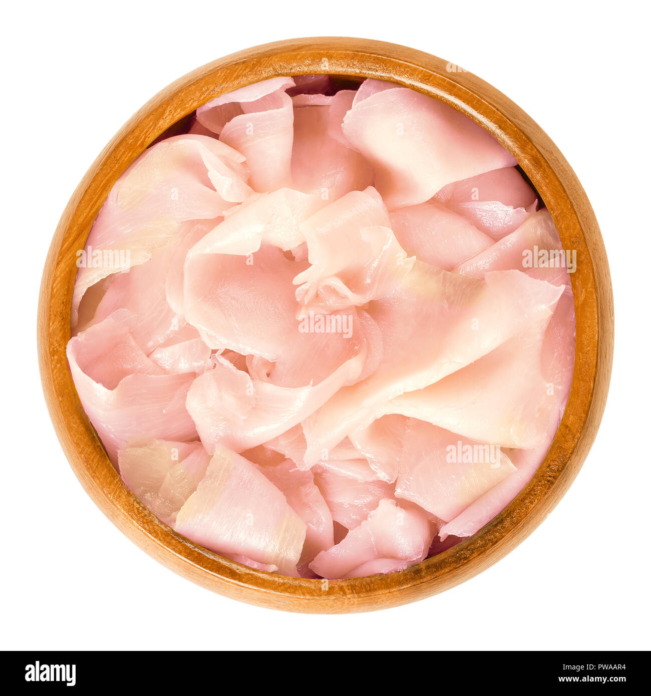 Gari, gingembre mariné dans le bol en bois. Gingembre Sushi. Légumes au vinaigre japonais, faite de sweet, émincé de gingembre mariné, les jeunes. Banque D'Images