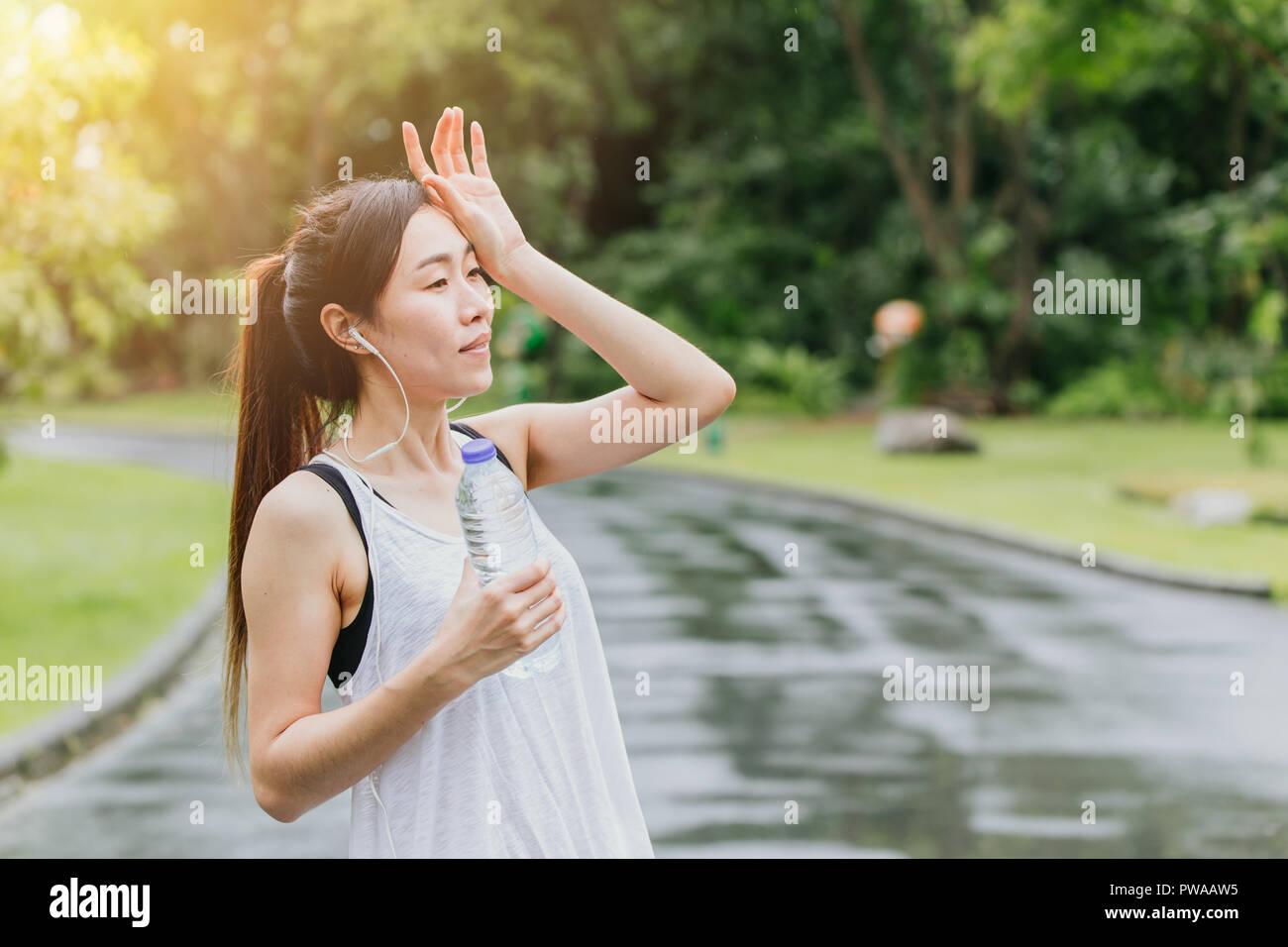 Sport asiatique girl drinking water for healthy quand sport de plein air chaud Banque D'Images