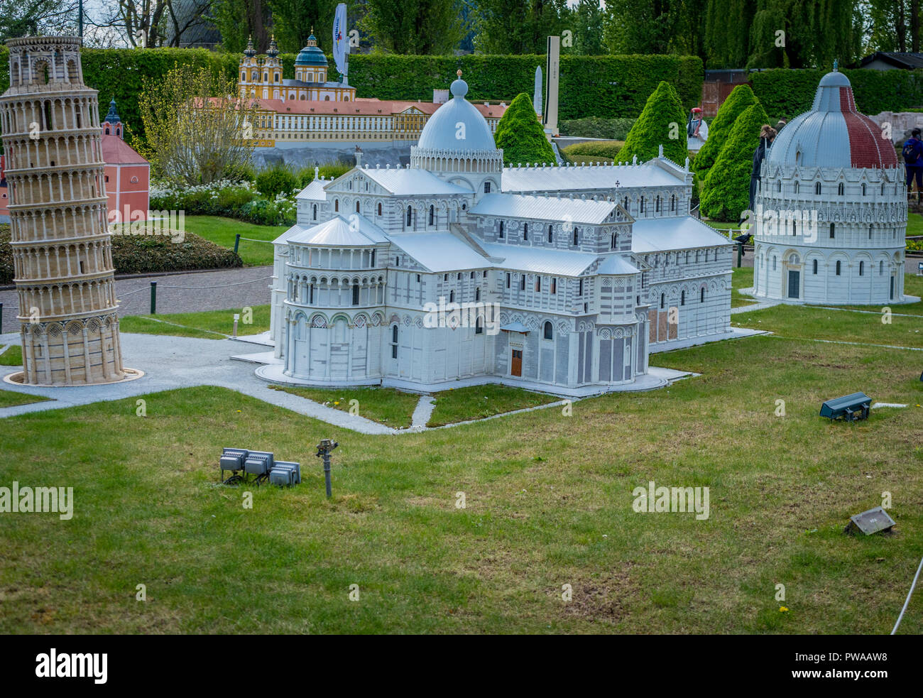 Bruxelles, Belgique - 17 Avril 2017 : Miniatures au parc Mini-Europe - reproduction de la tour de Pise et la Piazza del Duomo en Italie, Europ Banque D'Images