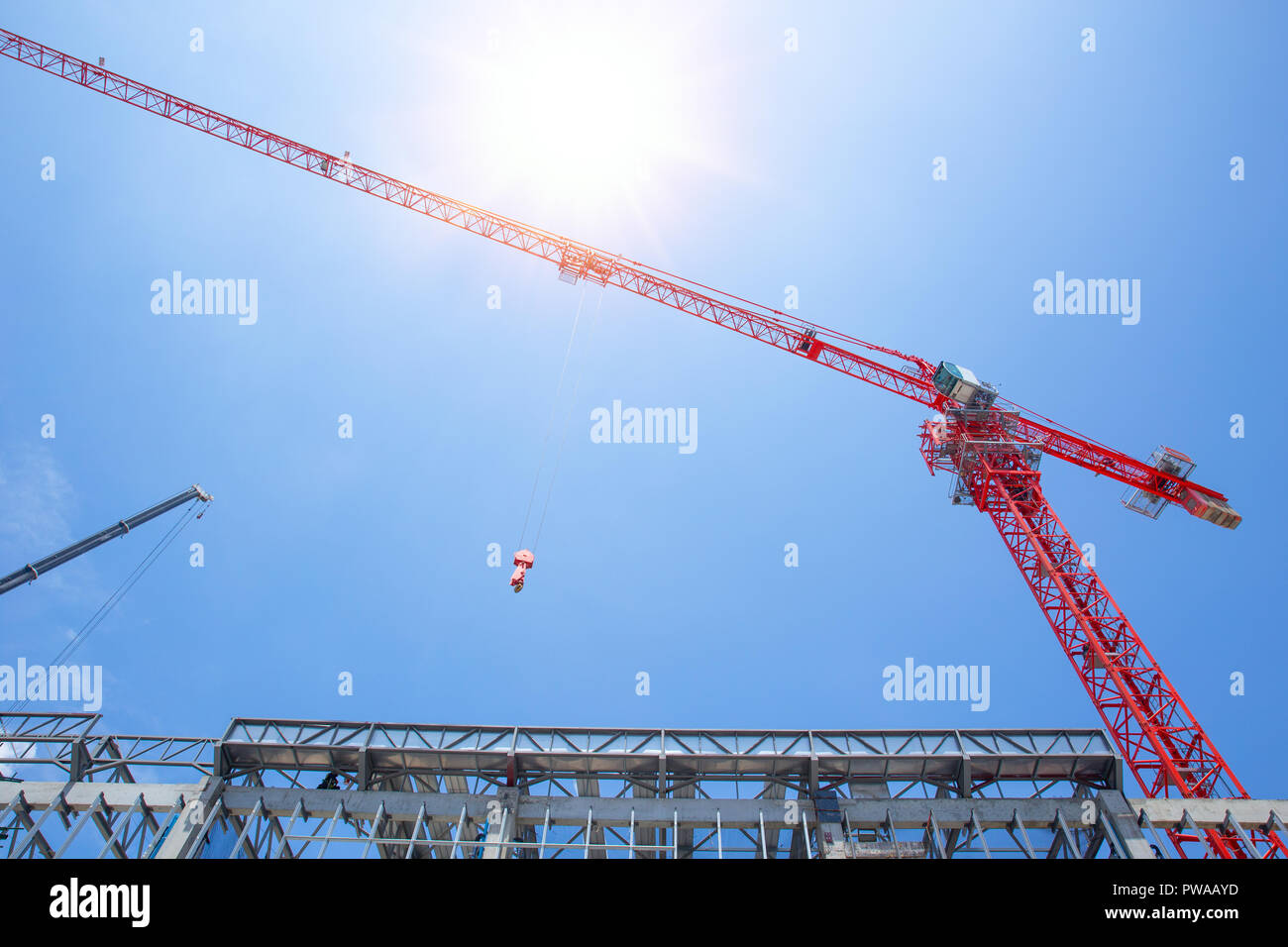 Grande grue de levage haute construction d'immeubles industriels avec fond de ciel bleu Banque D'Images