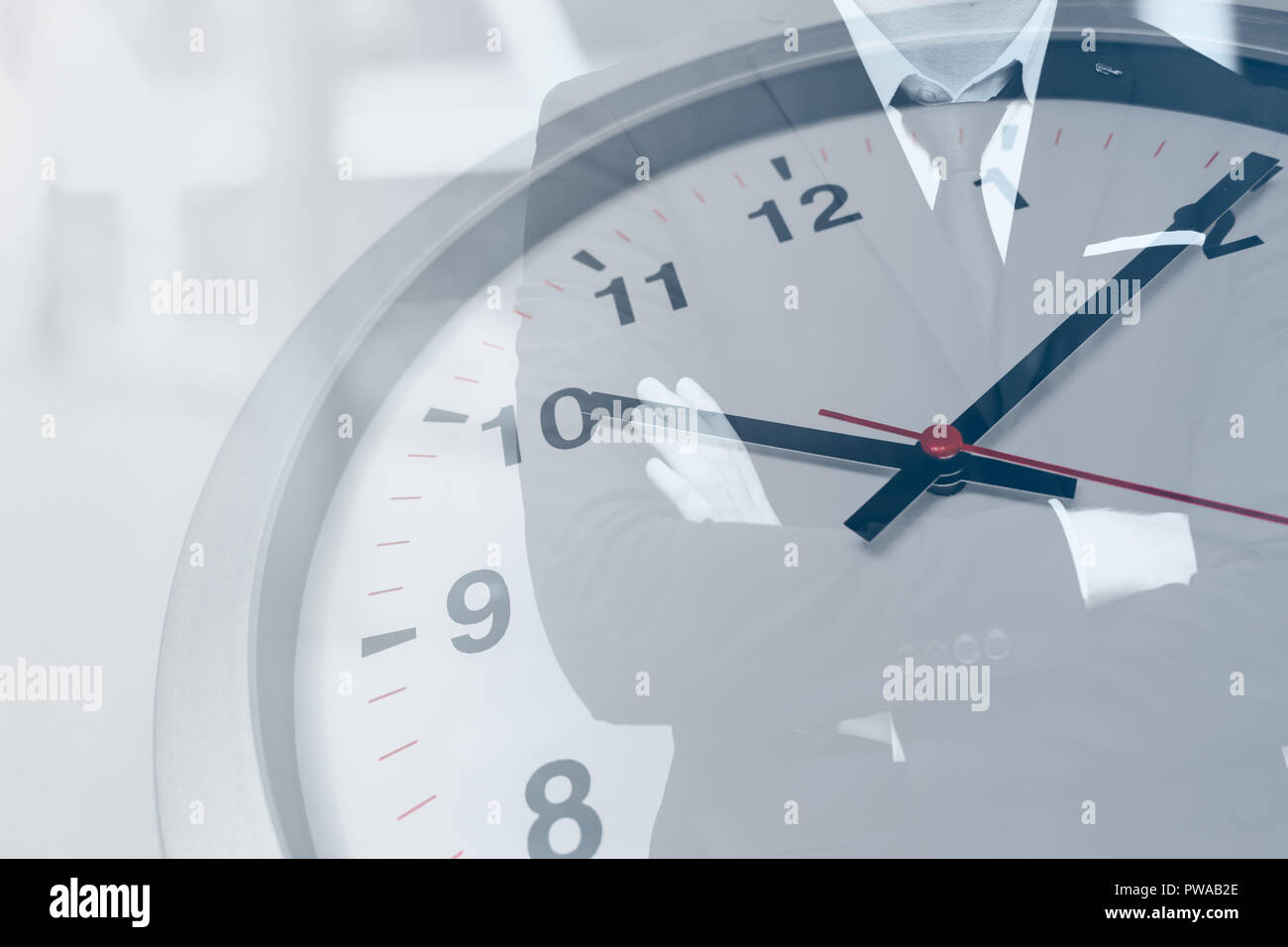 Horloge temps réel avec l'homme d'affaires pour les heures de travail ou d'attente concept Banque D'Images