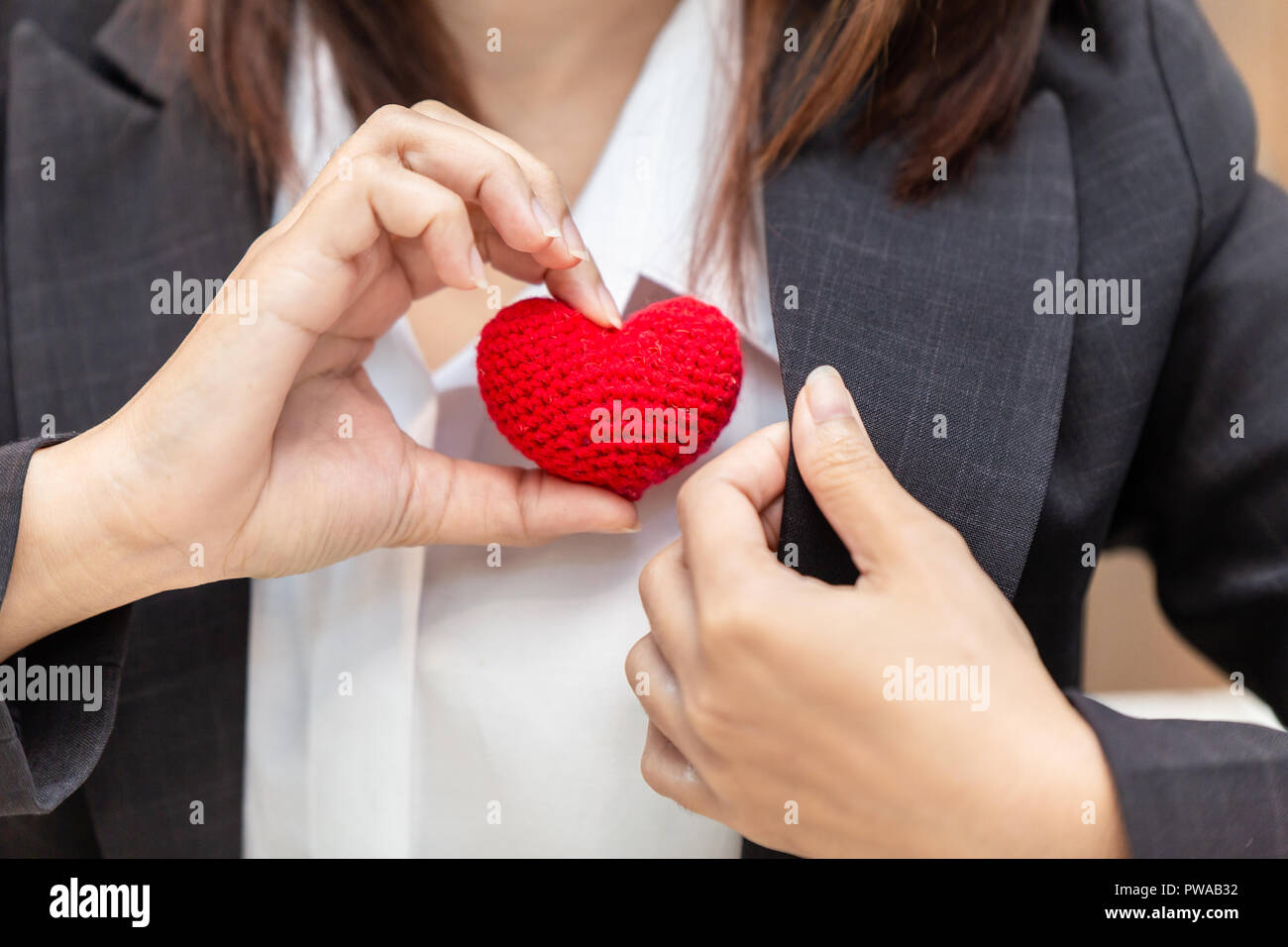 Bon service d'affaires coeur love care aide et support client travaillant concept. Banque D'Images