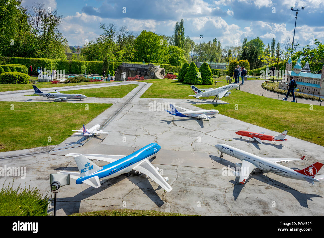 Bruxelles, Belgique - 17 Avril 2017 : Miniatures au parc Mini-Europe - reproduction des compagnies aériennes en Europe, Airbus, KLM Banque D'Images