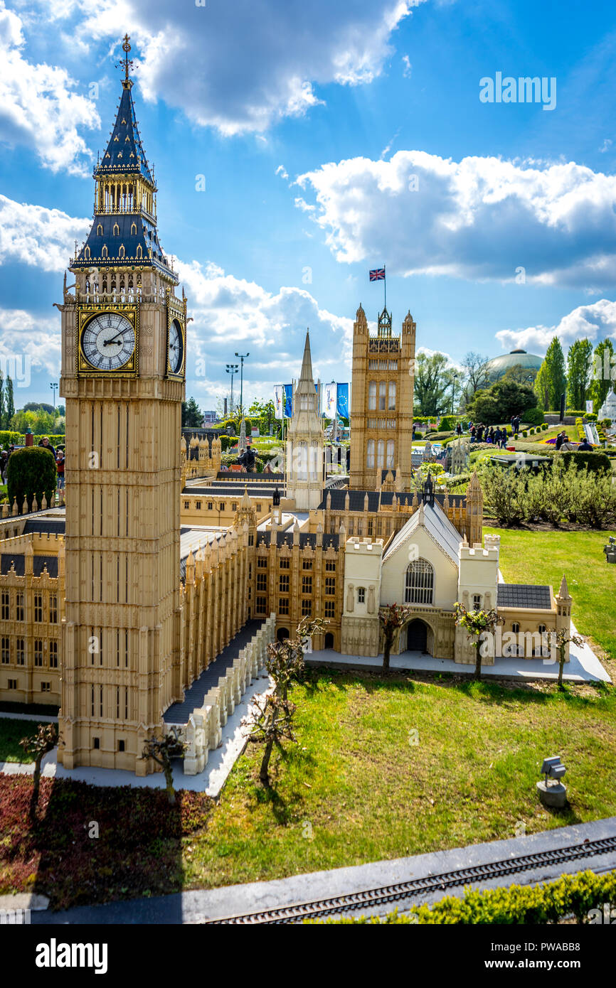 Bruxelles, Belgique - 17 Avril 2017 : Miniatures au parc Mini-Europe - reproduction de la le palais de Westminster et Big Ben à Londres, Royaume-Uni, Europe Banque D'Images