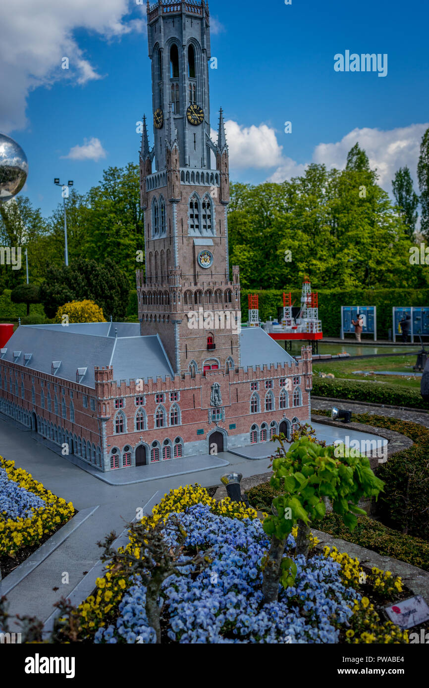 Bruxelles, Belgique - 17 Avril 2017 : Miniatures au parc Mini-Europe - reproduction de la le beffroi de Bruges, Belgique, Europe Banque D'Images