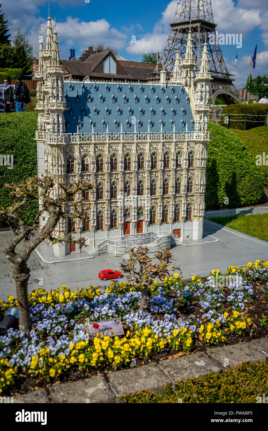 Bruxelles, Belgique - 17 Avril 2017 : Miniatures au parc Mini-Europe - reproduction de l'hôtel de ville de Louvain, Belgique, Europe Banque D'Images