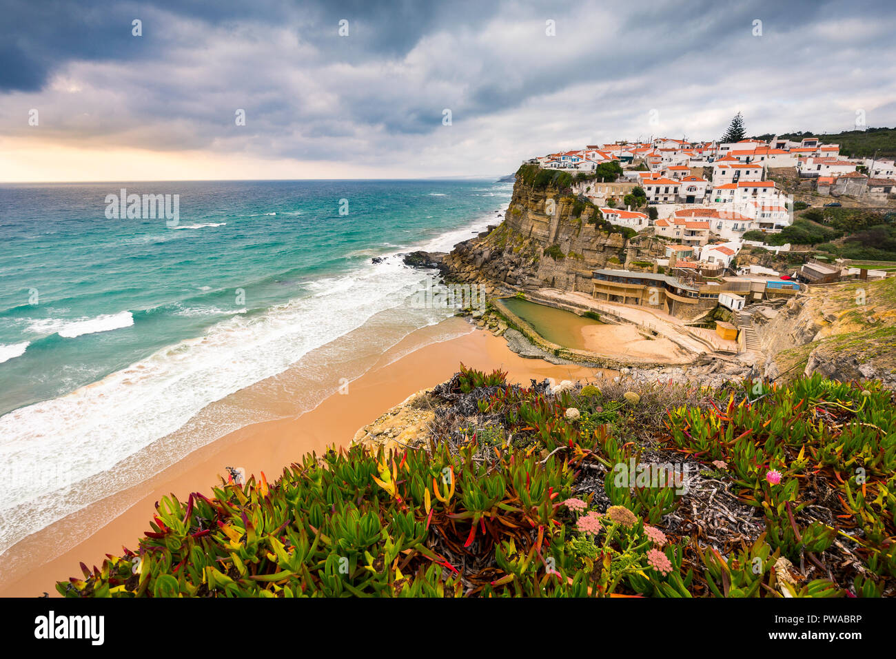 La plage populaire ville Praia das Maçãs, près de Lisbonne, Portugal Banque D'Images