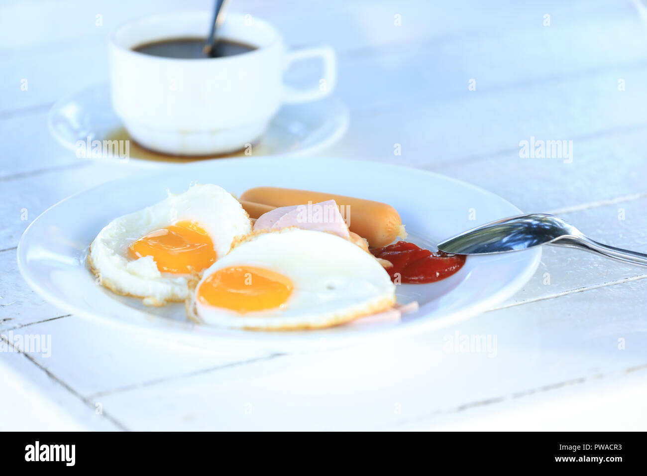 Dans le plat d'œufs sur la table le matin Banque D'Images
