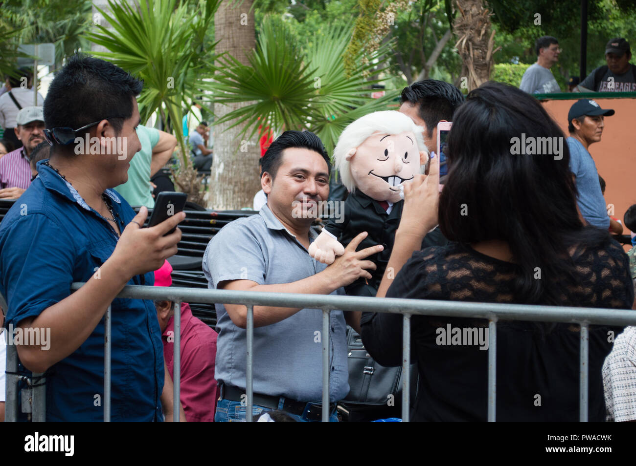 Disciple est titulaire d'une marionnette de poupée le président du Mexique, Andres Manuel Lopez Obrador lors de sa visite à Merida, Yucatan. , Octobre 2018. Banque D'Images