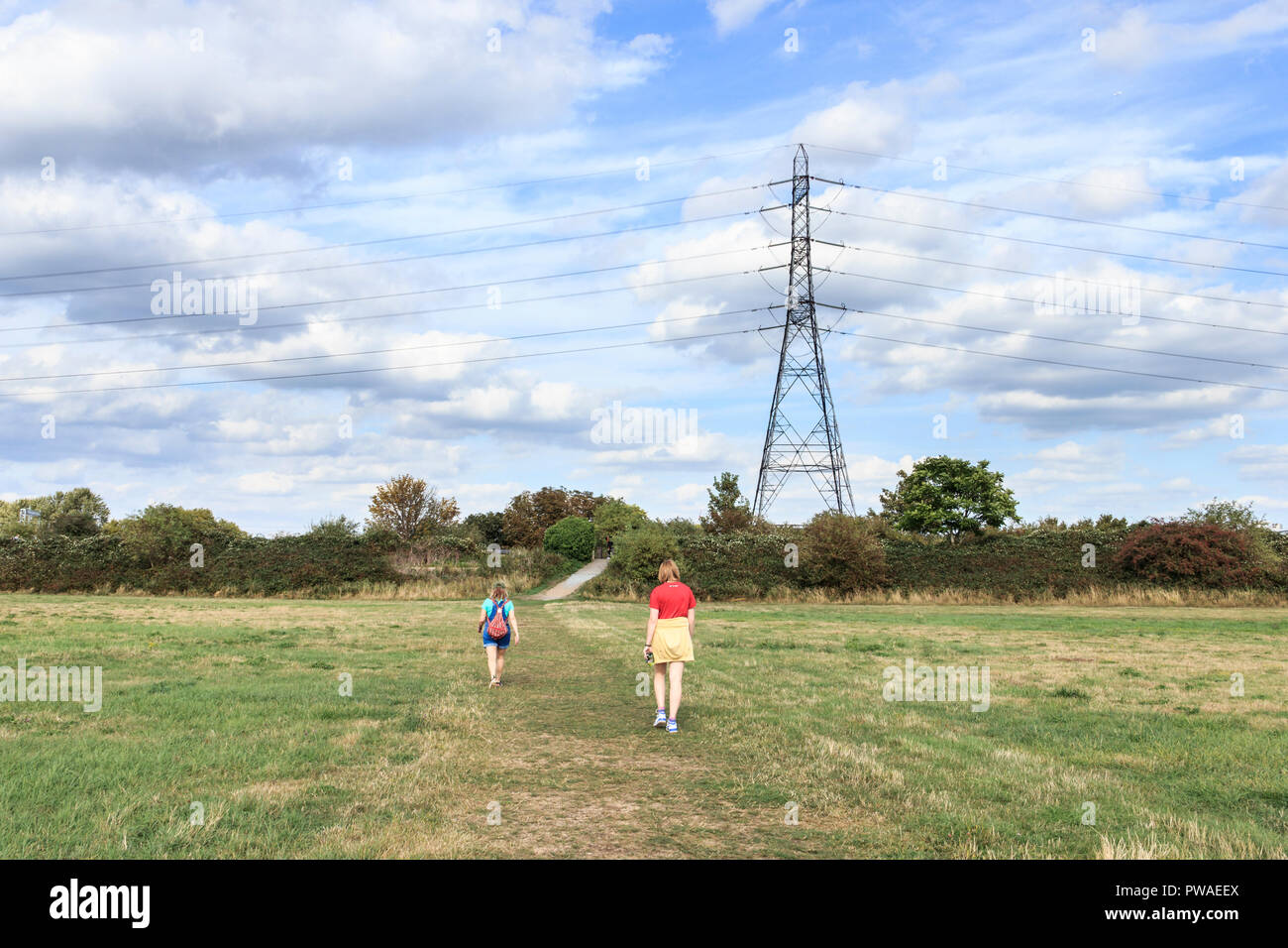 Deux femmes de marcher à travers le marais de Walthamstow, London, UK Banque D'Images