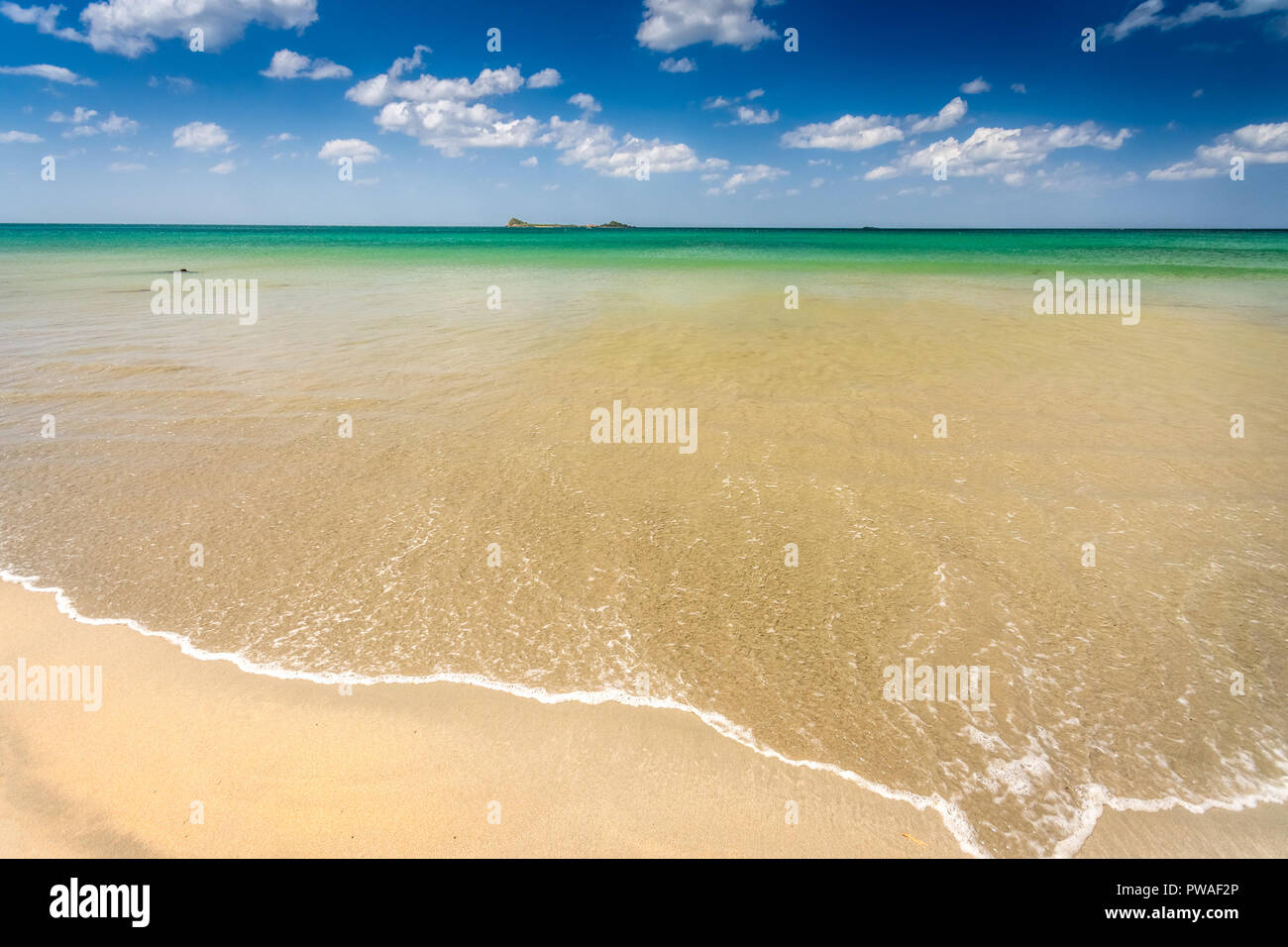 Nilaweli beach et l'île Pigeon Sri Lanka Banque D'Images