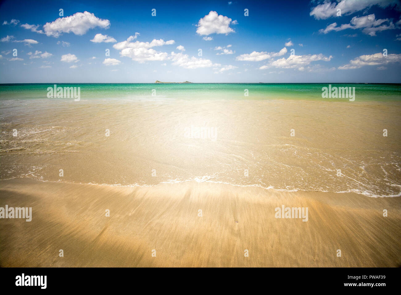 Nilaweli beach et l'île Pigeon Sri Lanka Banque D'Images