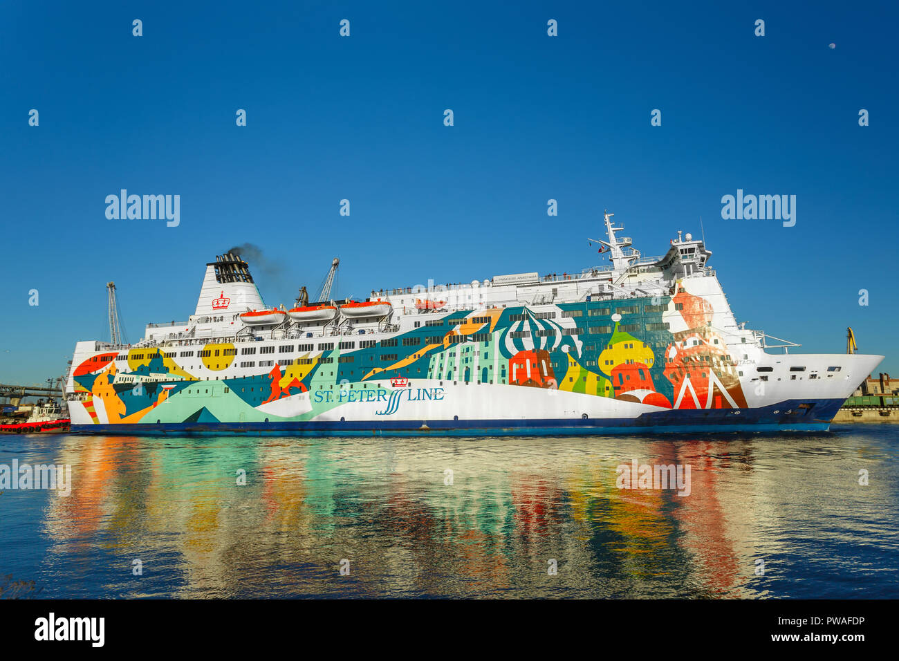 La Russie, Saint-pétersbourg - Mai 05, 2017 : navire à passagers passant Saint-pétersbourg Canal de la mer. La princesse Anastasia est un ferry de croisière appartenant à Saint Pierre Banque D'Images