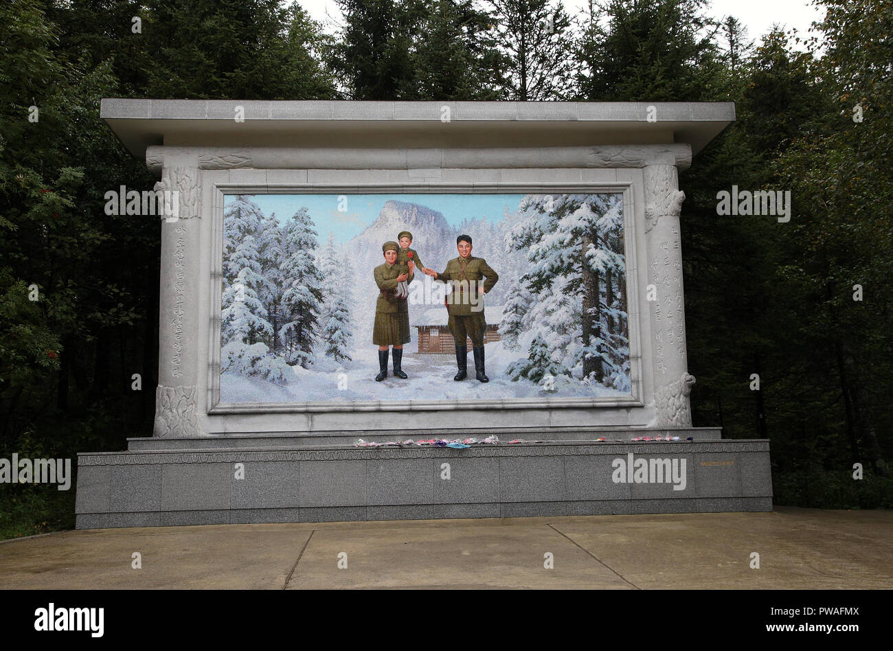Mosaïque de la famille au Mont mont Paektu montrant Kim Il Sung avec sa femme et son fils Banque D'Images