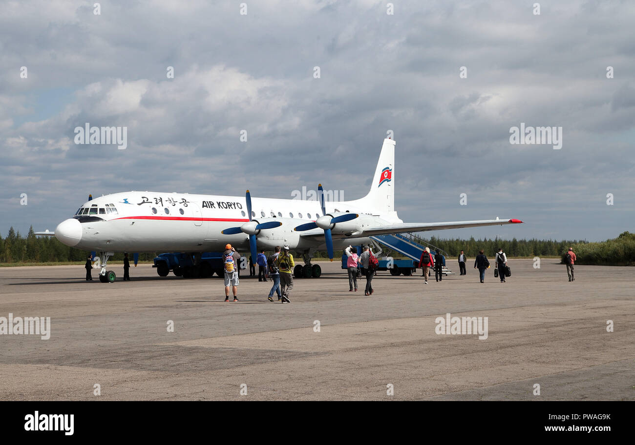 Les touristes à bord d'un avion Air Koryo à l'aéroport de Samjiyon en Corée du Nord Banque D'Images