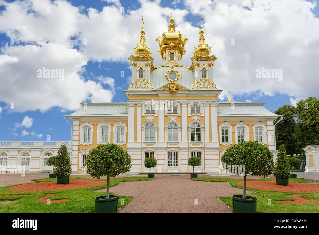 PETERHOF, RUSSIE - 25 juillet 2013 : Chapelle de l'Est du Palais de Peterhof Banque D'Images