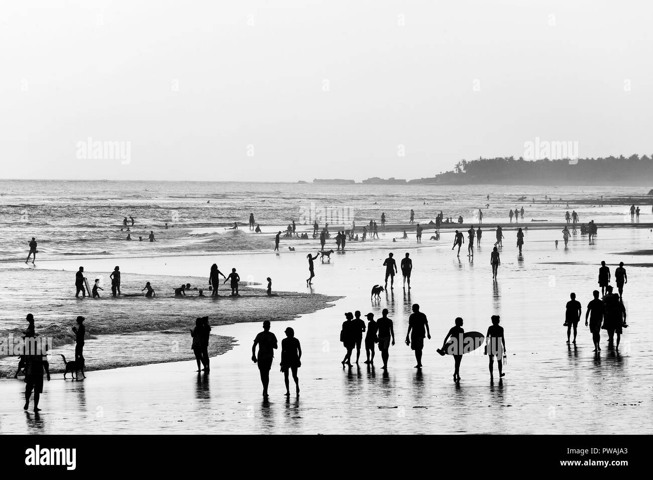 Les gens qui marchent sur la plage sur l'océan. Noir et blanc. L'île de Bali, Indonésie Banque D'Images