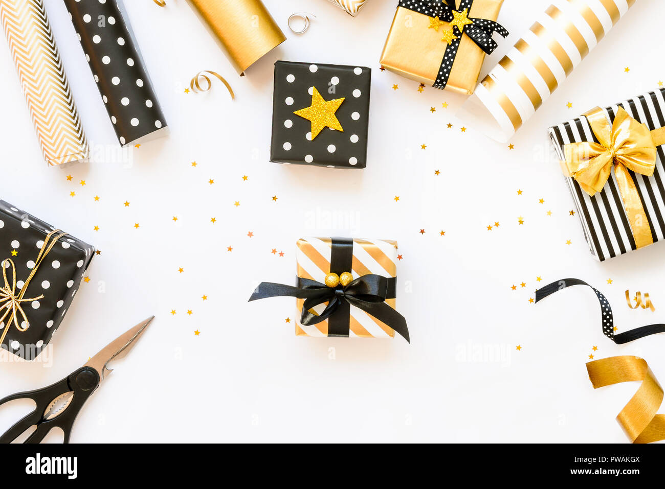 Vue de dessus de boîtes-cadeaux et design dans divers noir, blanc et doré. Un concept de Noël, Nouvel An, anniversaire de l'événement Célébration Banque D'Images