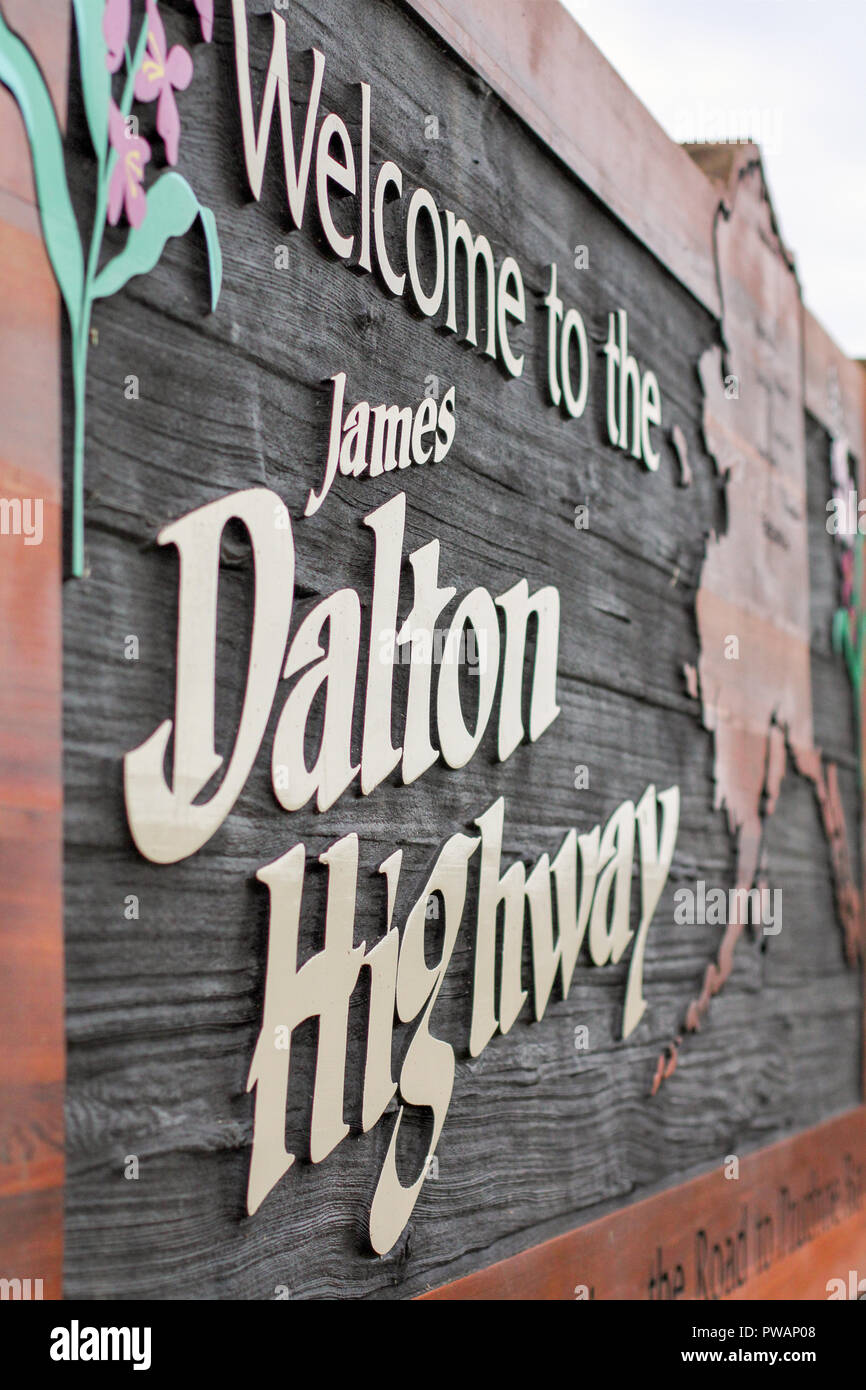 Dalton Highway, en Alaska. Dalton Highway panneau en bois accueillant avec carte de l'Alaska. Banque D'Images