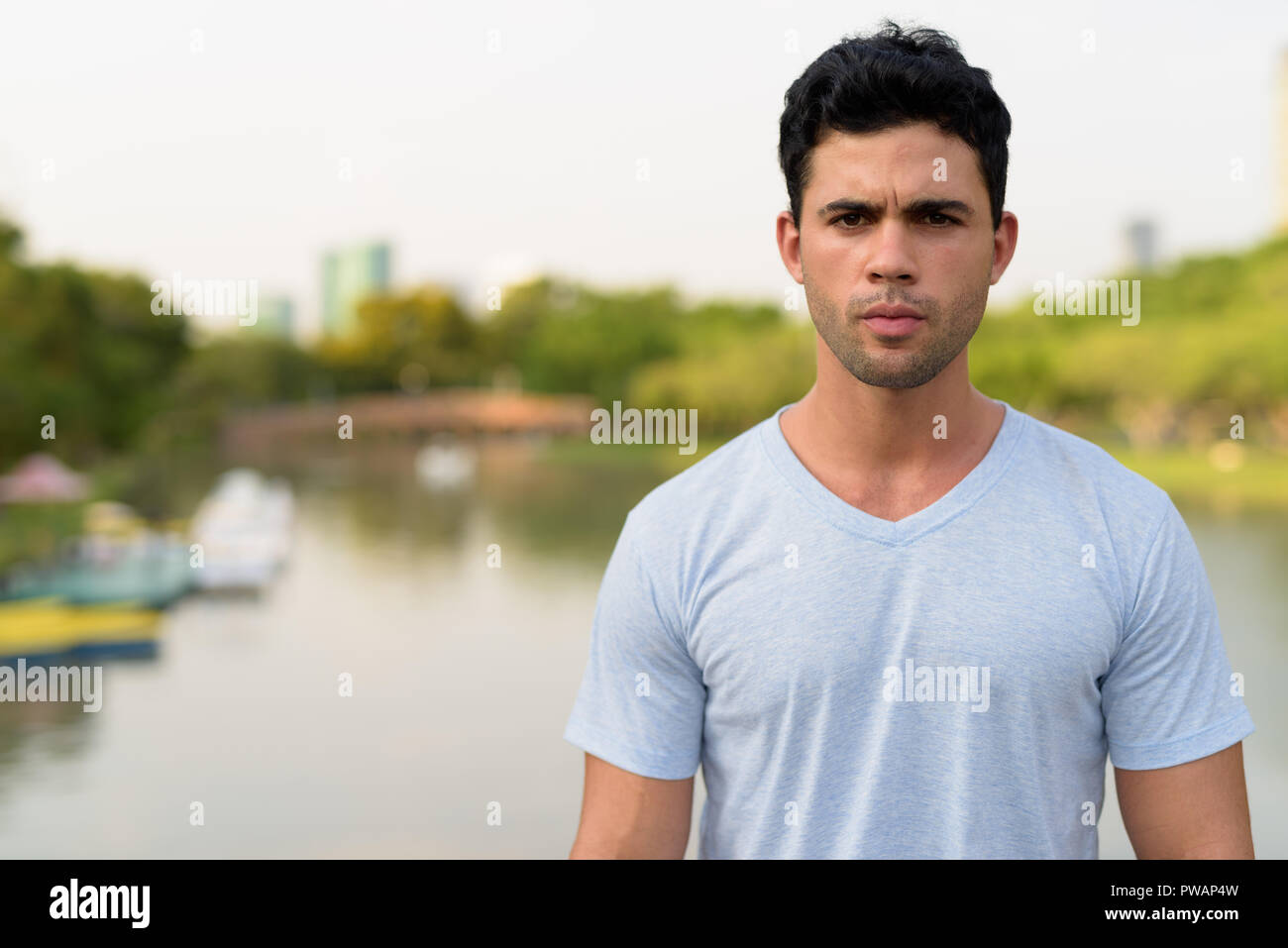 Young handsome man relaxing in the park Banque D'Images