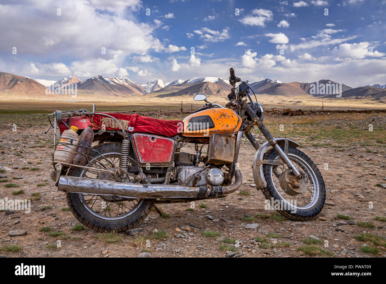 Vieille moto russe HHH avec le peuple afghan Grand Pamir en arrière-plan, Kara Jilga, Pamir, Tadjikistan, du Haut-Badakchan. Banque D'Images