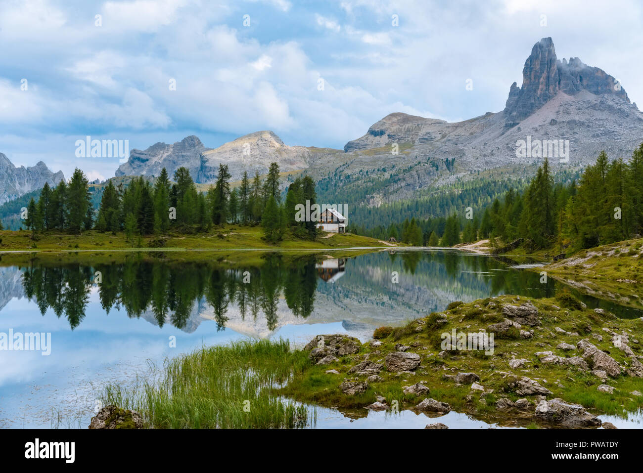 Le Lac Federa d'été avec des pics des Dolomites, Cortina D'Ampezzo, Dolomites, Italie Banque D'Images