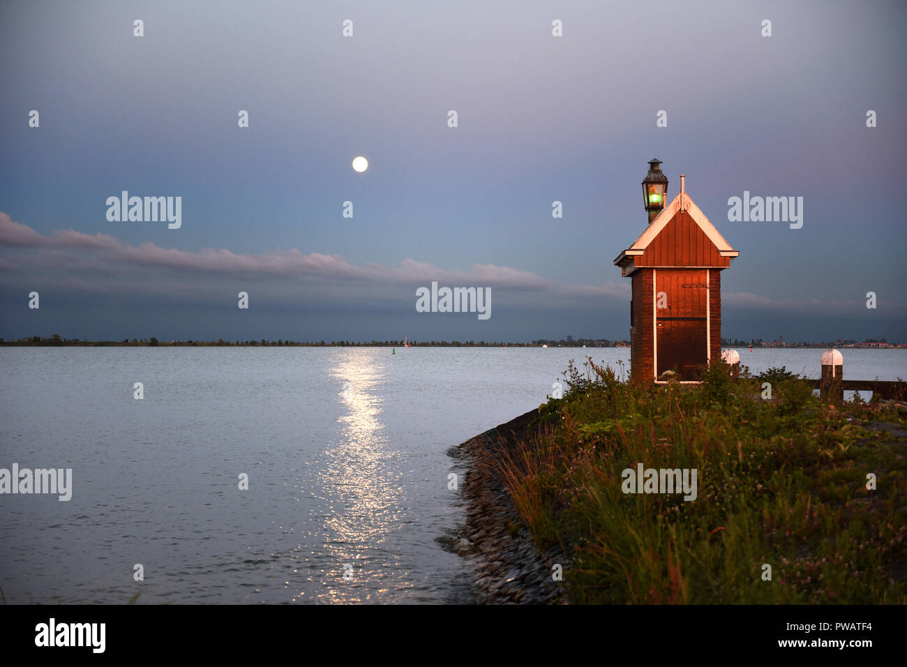 Une pleine lune sur la mer néerlandais à Volendam Banque D'Images