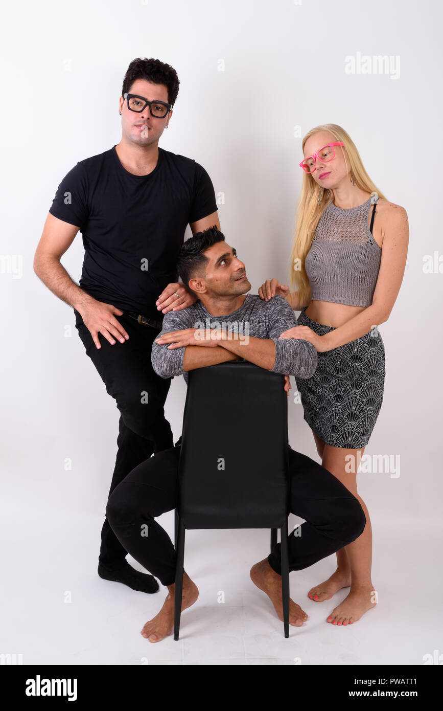 Trois amis ensemble multi-ethnique contre fond blanc Banque D'Images