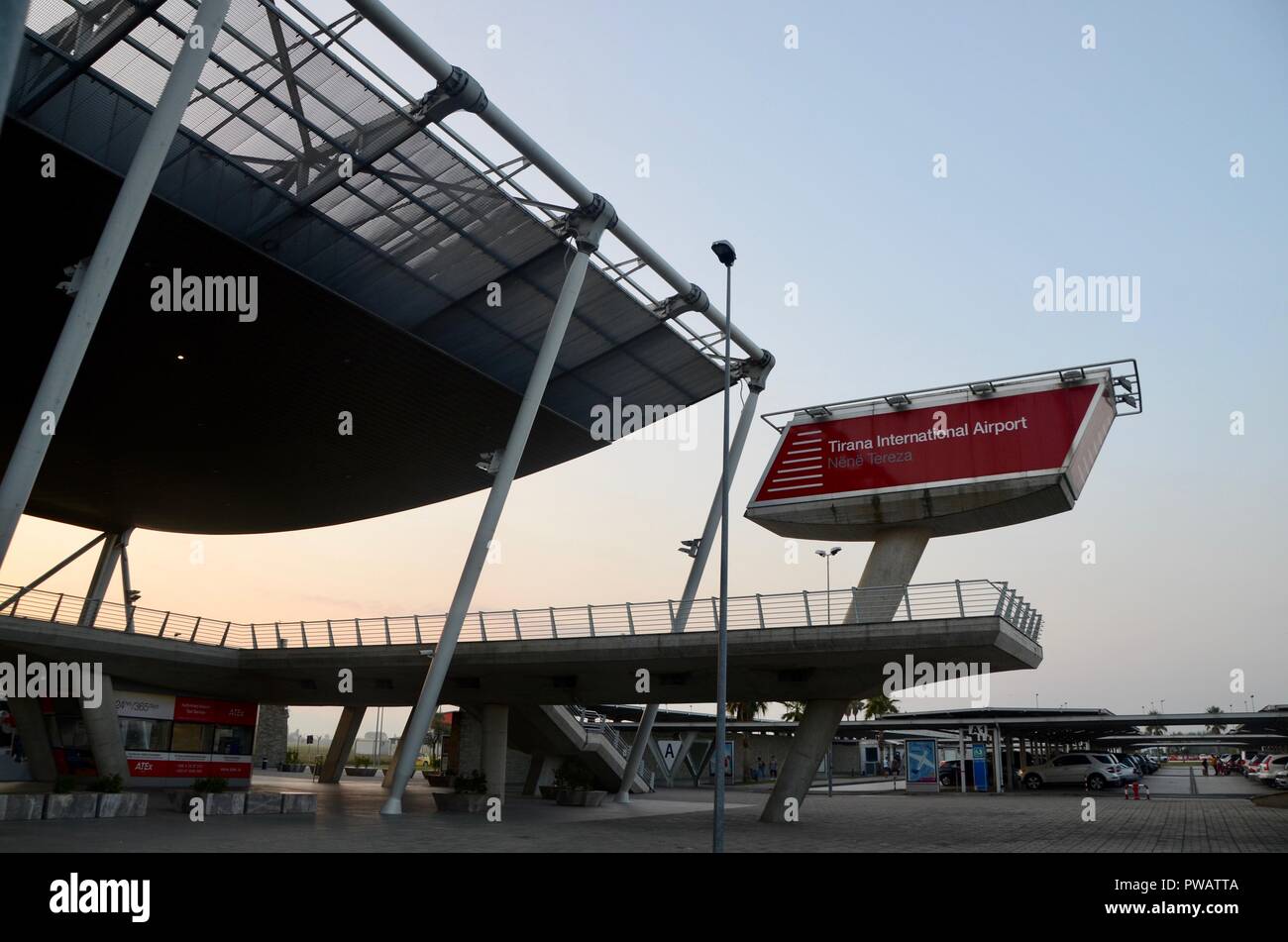 Terminal de l'aéroport international de Tirana Albanie extérieur Banque D'Images