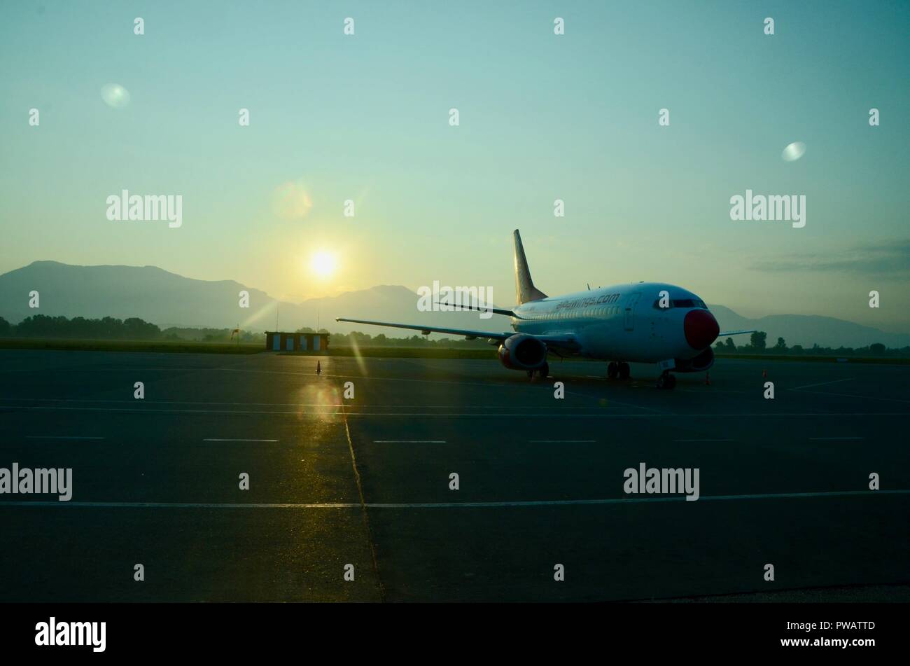 Un albawings.com avion sur le tarmac de l'aéroport de Tirana au lever du soleil Banque D'Images