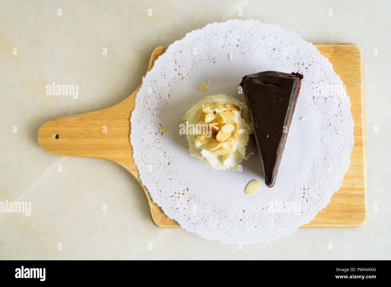 Tourné directement au-dessus du gâteau au chocolat avec crème fouettée Banque D'Images